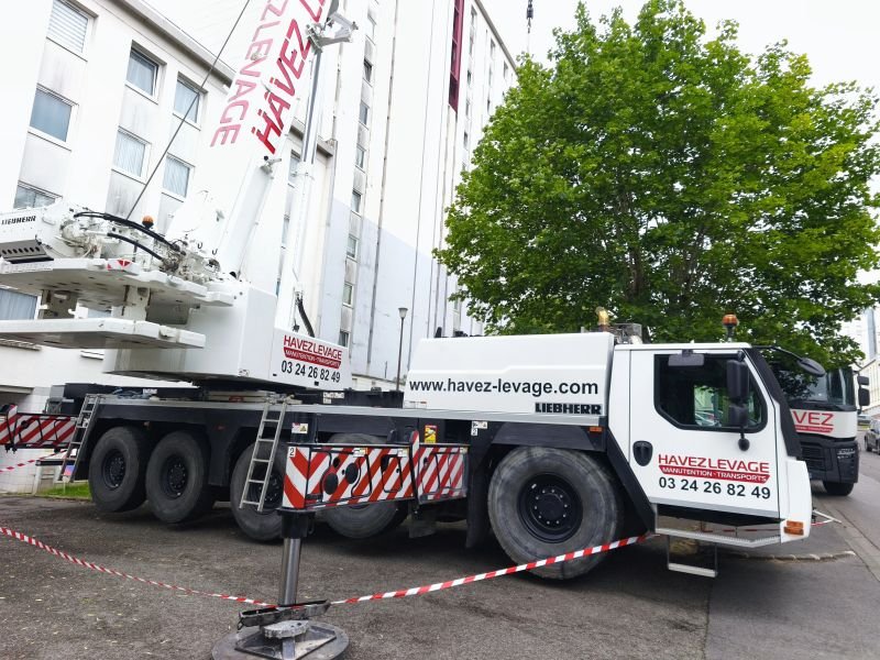 Mise à disposition pour l'un de nos clients grue LTM 1150 avec 66m de flèche